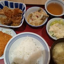 メイン１品＋小鉢系３品です。