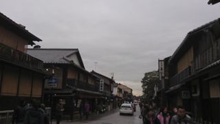 朝から人で賑わう花見小路