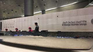 部屋の中に、プールのような池を持つ、広くて綺麗なドーハビジネスラウンジ