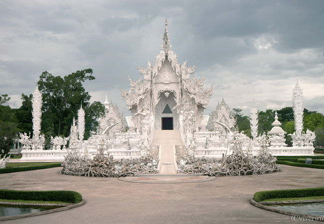 これだけ見ると美しい壮麗な純白寺院