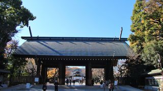 大きな菊花の紋章