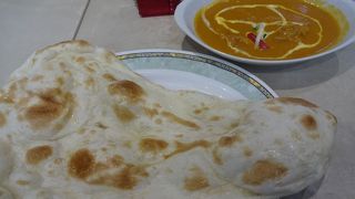 広い店内、ゆったりインド料理