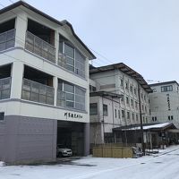 手間が温泉棟で、外には足湯があります。