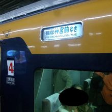 混雑している特急列車内の様子