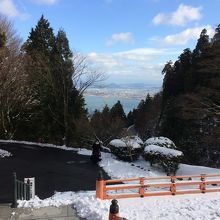琵琶湖と雪が美しい。