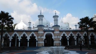 アーチが美しいイギリス調のモスク