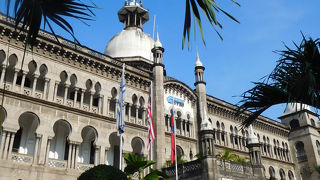 重厚な建物で中の螺旋階段がステキ