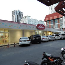 平屋建ての綺麗なお店です