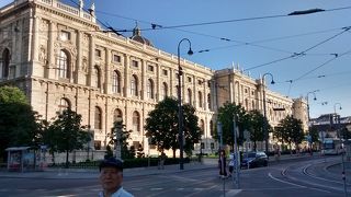 外観が宮殿のような装飾・彫刻