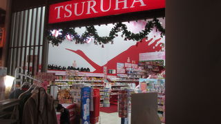 クリスマスシーズンのツルハドラッグ (ゲートウェイ エカマイ店)