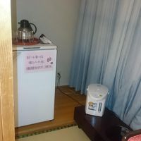 冷水ポットとすでに湧いている電気ポットがありました。