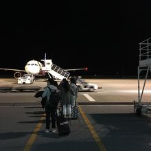 丘おきの飛行機まで徒歩で移動、途中貨物の車が横切ります