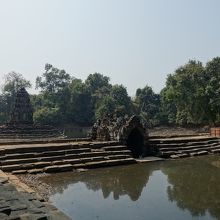 手前の池と奥が中央祠堂。