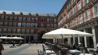 巨大な四角形の広場です。