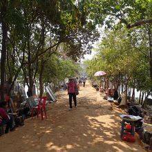 入口付近では絵などを売ってる。