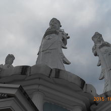 肩のあたりの金網部分が展望台