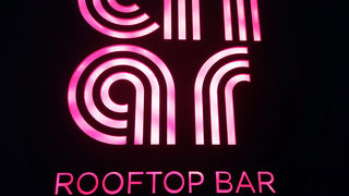 タイの摩天楼が見えるルーフトップバー