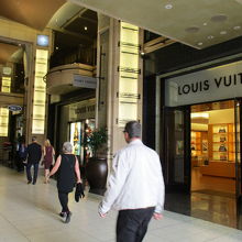 １階には高級ブランド店が入店