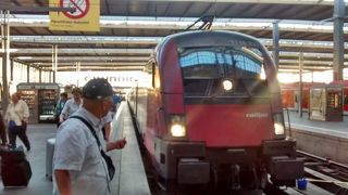 車内は豪華で広々と座席が配置