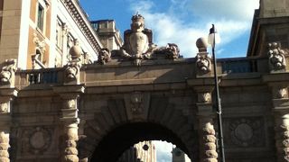 重厚な石造の建物