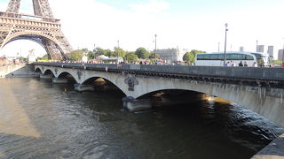 エッフェル塔の真下の橋で…
