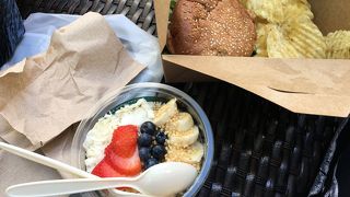 プールサイドでのんびり。