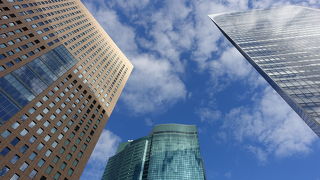 近代的な建物がそびえています