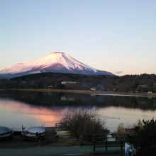 部屋からの眺めです。左は隣の風呂付和室の窓です。