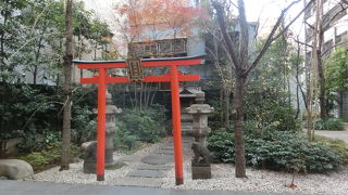 ビルの谷間の小さな神社、まだ紅葉があった