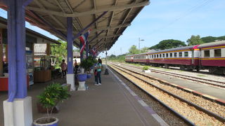 駅前に蒸気機関車が展示されてます
