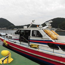 この船で、ガイドさんと参加者3人で出発でした