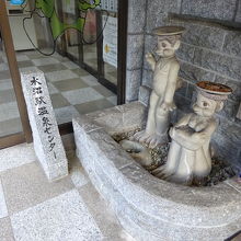 この温泉のマスコット的存在、かっぱの像