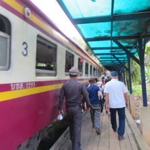 列車でタムクラセー駅に到着