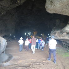 洞窟と仏像が駅の近くにあります
