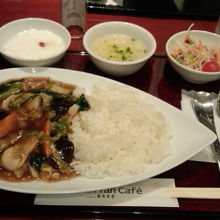 海鮮中華丼のセット、味も魚貝類の充実度もイマイチ