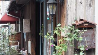 路地裏のかわいいギャラリーカフェ
