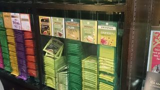 本場のイギリスでトワイニングの紅茶をお土産で。種類も大変豊富。