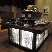 ここにバイキングの料理が並びます