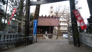 高円寺駅からすぐの結構参拝客の多い神社