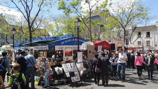 大道芸人が多くいるお祭りのような観光スポット