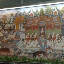 到着階通路：タイらしい絵画が館内を彩ります