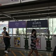 地下鉄と交差する便利な駅