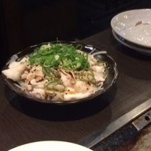 まずは豚しゃぶサラダをみんなでつつく