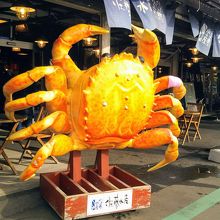 店頭にあるカニのオブジェ