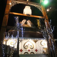 この建物の奥側になります