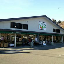 入り口には新鮮な果物や野菜がたくさん！