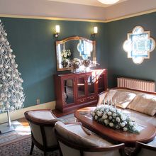 クリスマスツリーの飾りは、白い菊の生花です。素敵。