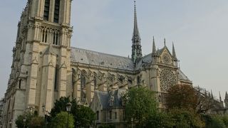 バラ窓が美しい寺院