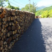 旅館からだとこの奥の階段を降ります。