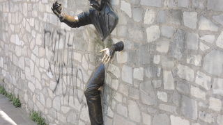 公園の壁に突然に…